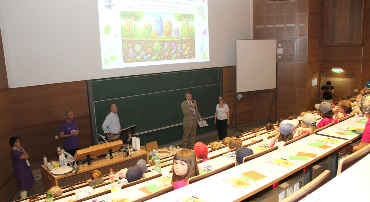 Begrüßung der Kinderuni-Studierenden durch den Uni-Wien-Rektor