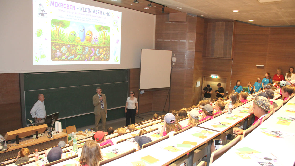 Begrüßung der Kinderuni-Studierenden durch den Uni-Wien-Rektor