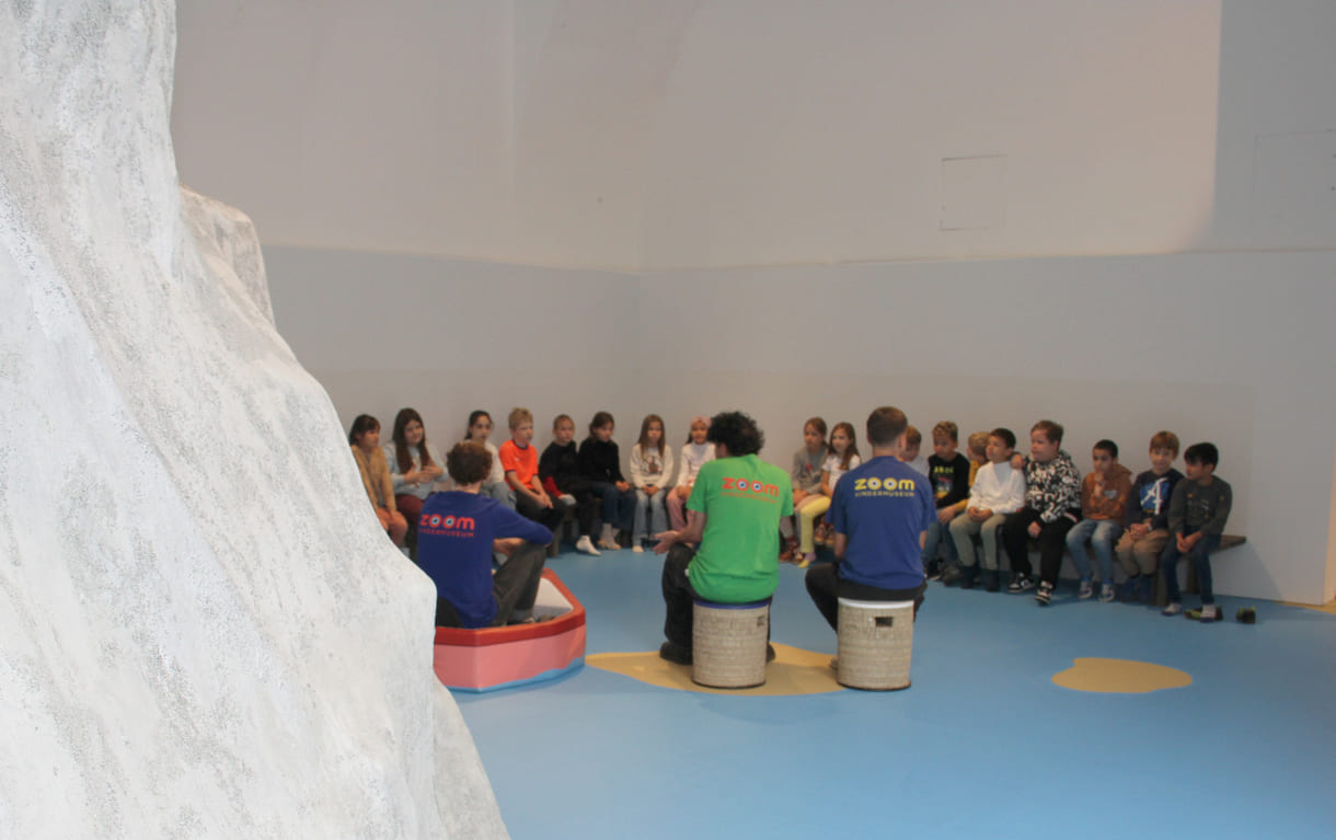 Begrüßungsrunde für die Kinderrunde vor der Höhle