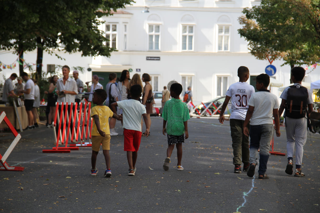 Menschen statt Autos auf der Straße...