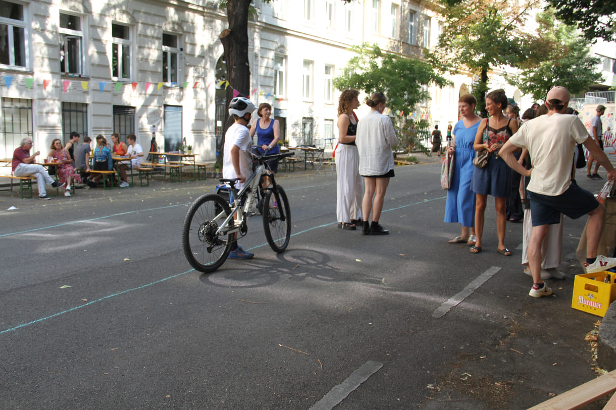 Menschen statt Autos auf der Straße...