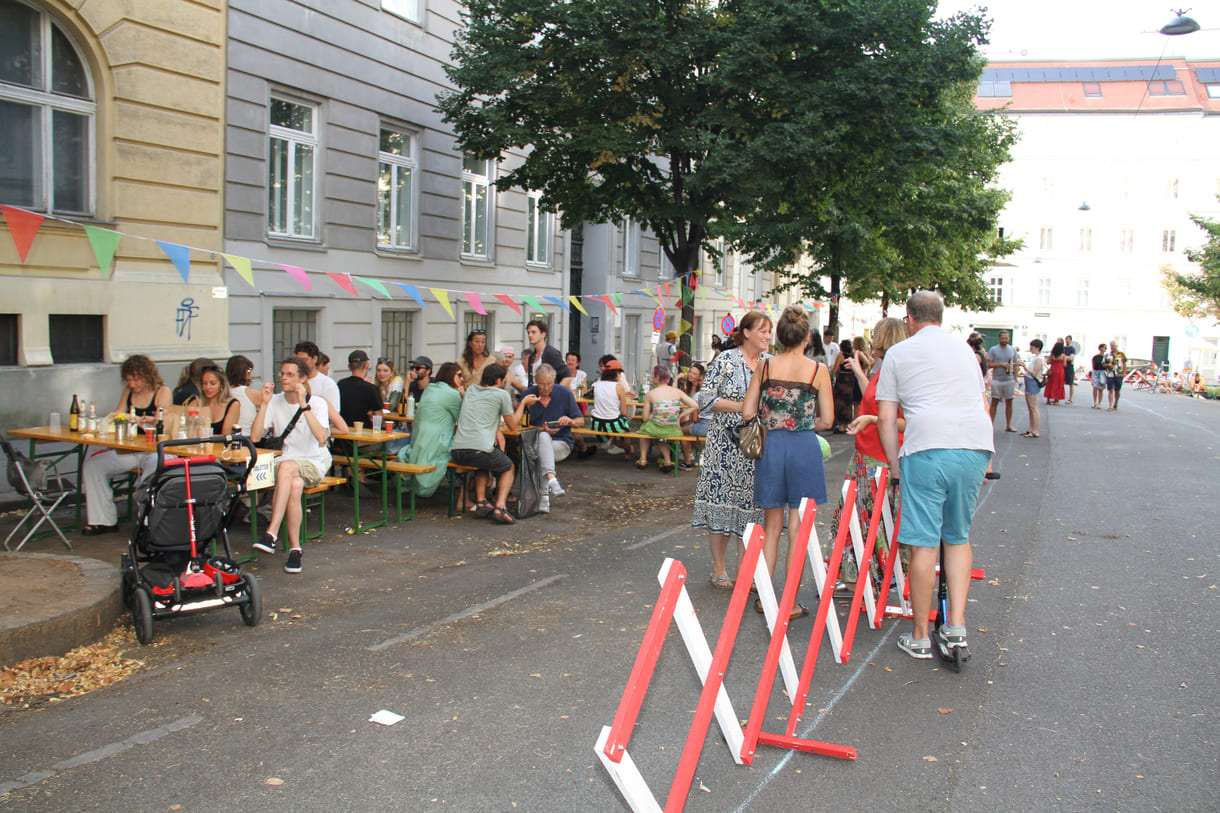 Menschen statt Autos auf der Straße...