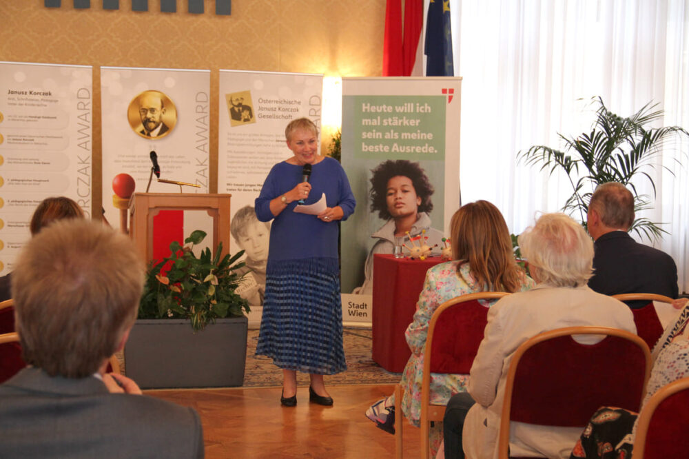 Belinda Mikosz, Initiatorin und Verantwortliche für den Janusz-Award moderierte launig durch den Abend