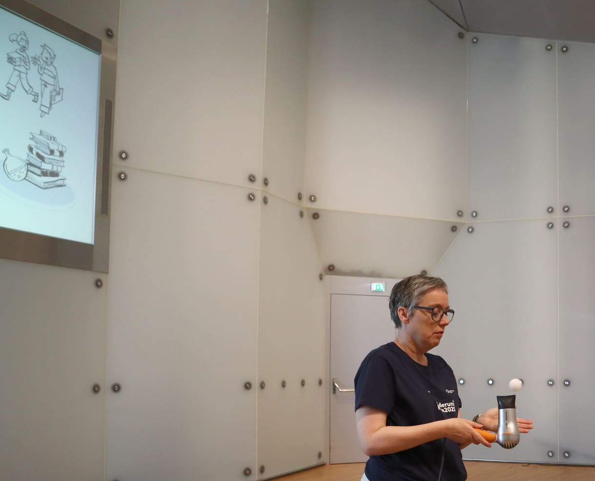 Karoline Iber von der Kinderuni Wien lässt beim Eröffnungskurs im KinderUNIversum Waidhofn an der Ybbs einen Tischtennisball schweben - mit Hilfe heißer Luft aus einem Föhn