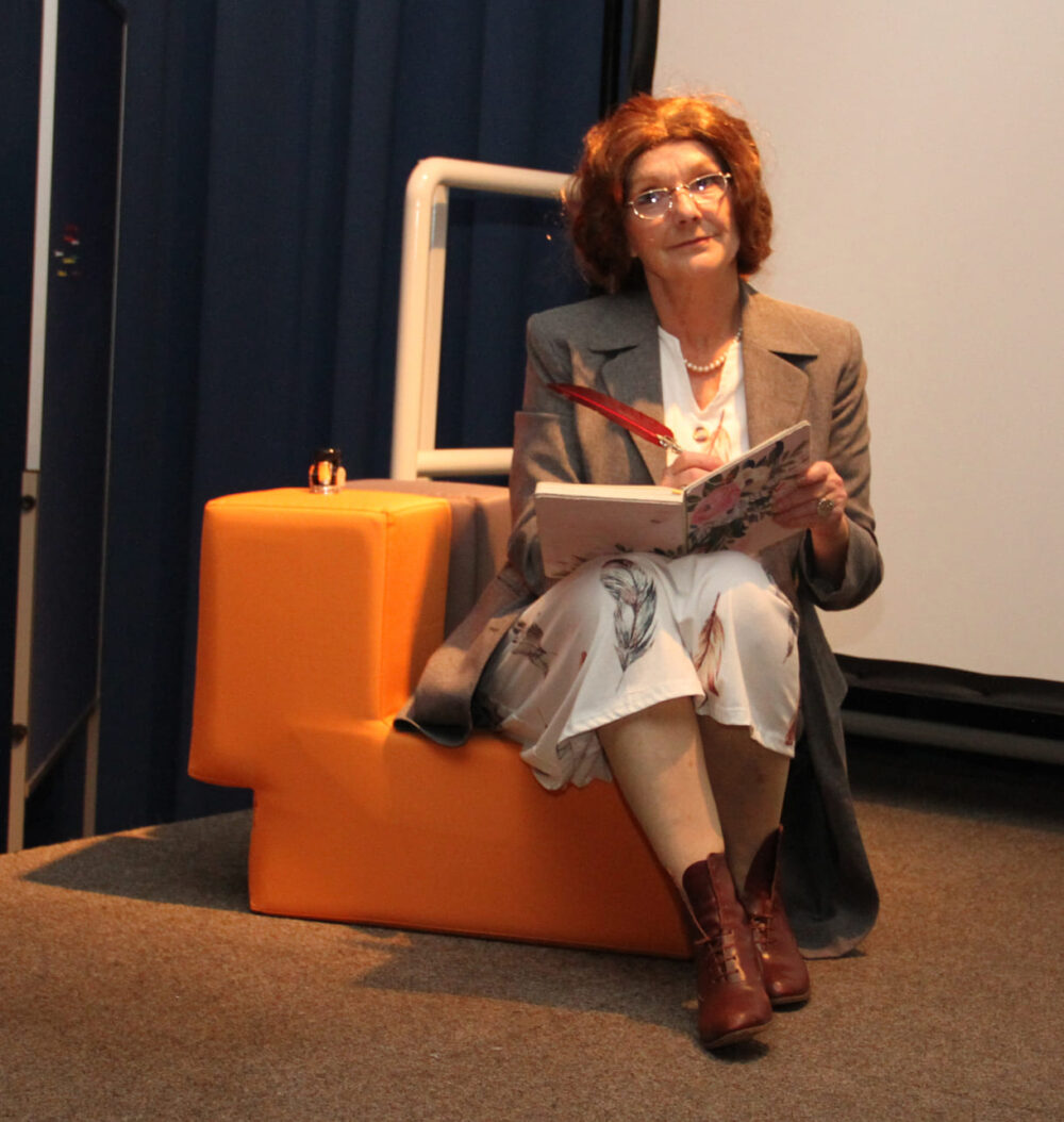 Bertha (Uschi Nocchieri) beim Schreiben an ihrem berühmten Buch