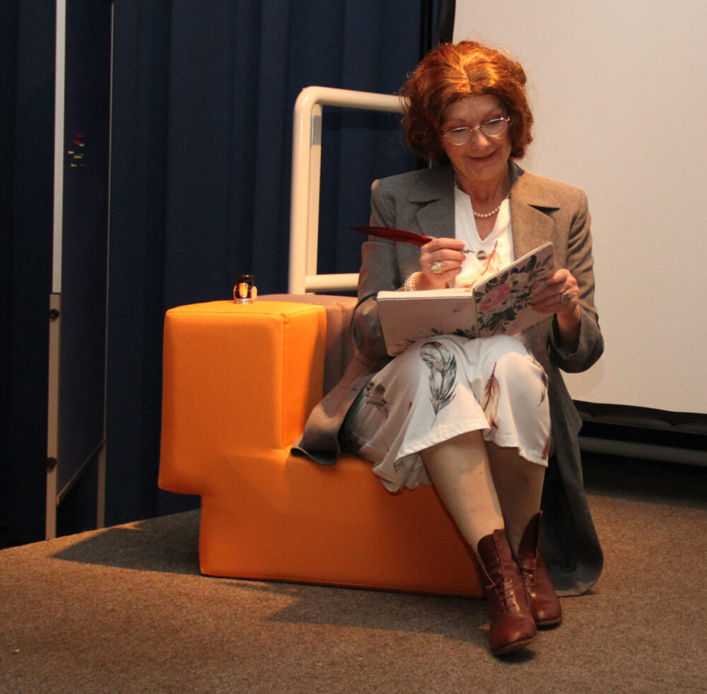 Bertha (Uschi Nocchieri) beim Schreiben an ihrem berühmten Buch