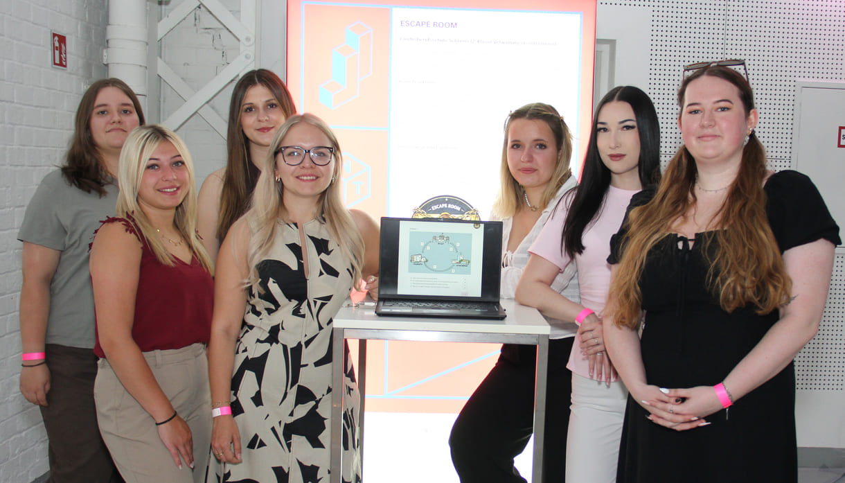Vertraten ihre Berufsschulklasse in Wien beim Bundesfinale von Jugend Innovativ: Regina Horak, Jennifer Lugbauer, Lisa Leitgeb, Carmen Rochla, Elisa Blumauer, Sophie Sander und Lara Neumayr