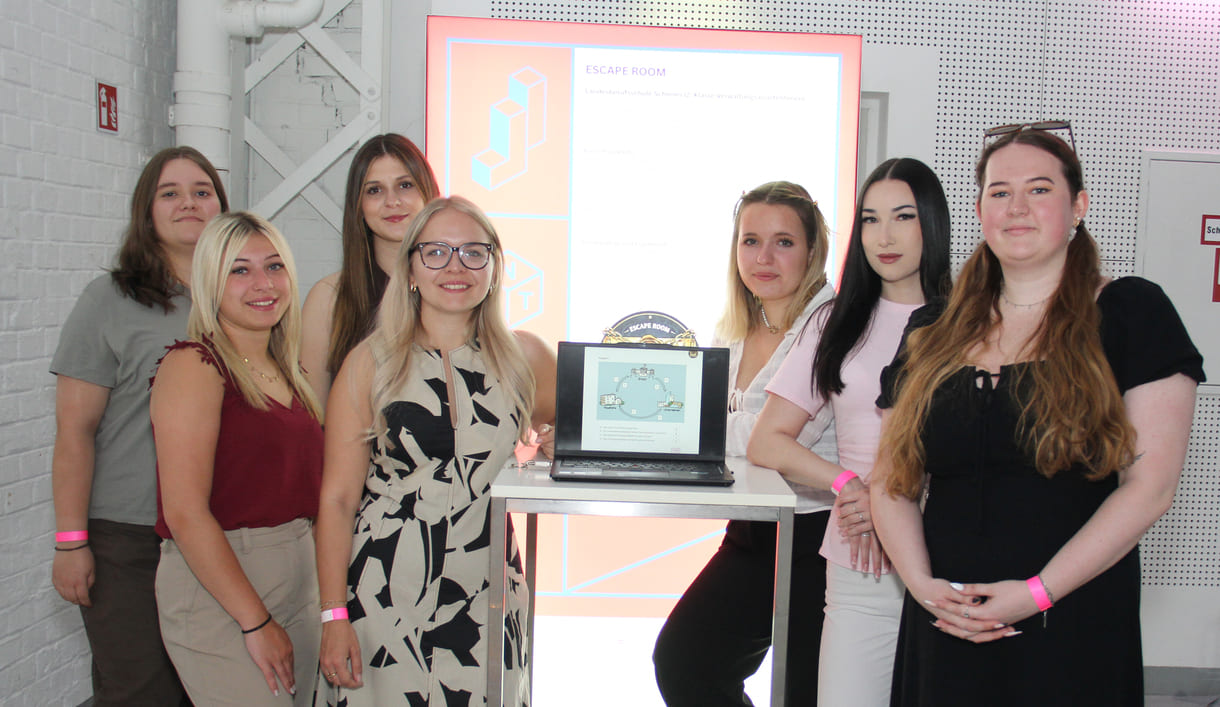 Vertraten ihre Berufsschulklasse in Wien beim Bundesfinale von Jugend Innovativ: Regina Horak, Jennifer Lugbauer, Lisa Leitgeb, Carmen Rochla, Elisa Blumauer, Sophie Sander und Lara Neumayr