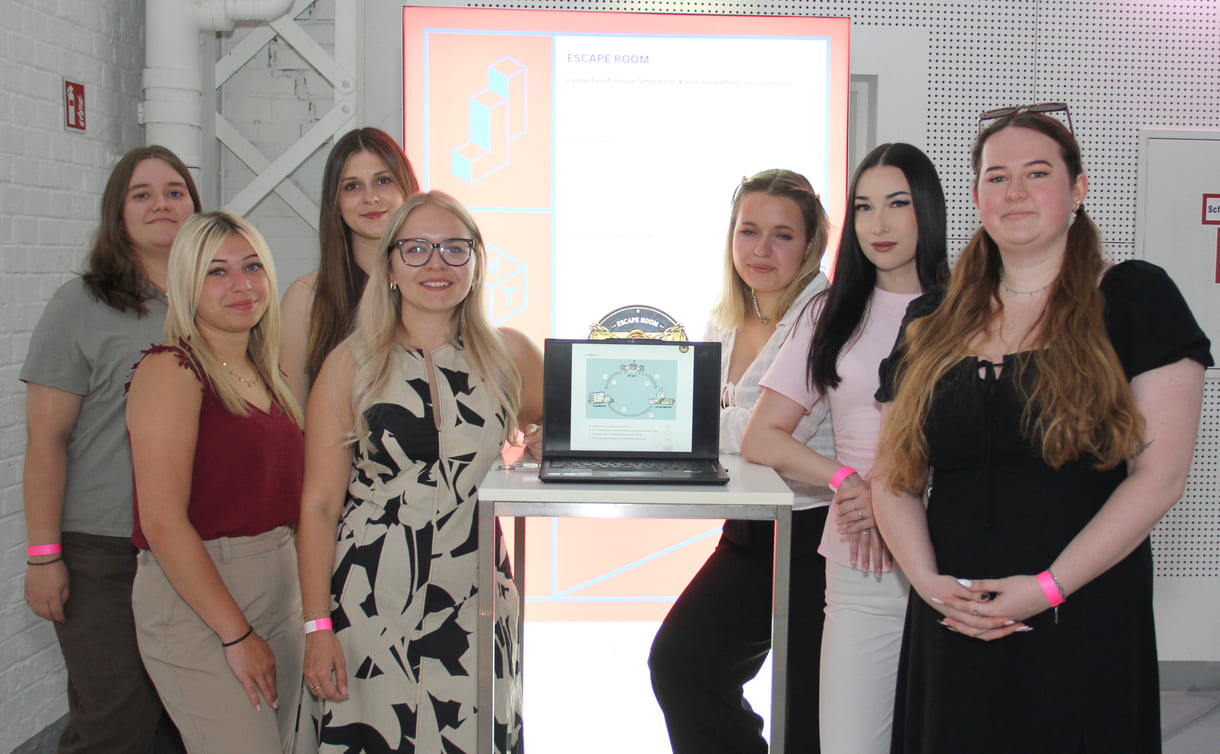 Vertraten ihre Berufsschulklasse in Wien beim Bundesfinale von Jugend Innovativ: Regina Horak, Jennifer Lugbauer, Lisa Leitgeb, Carmen Rochla, Elisa Blumauer, Sophie Sander und Lara Neumayr