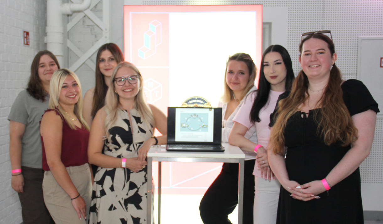 Vertraten ihre Berufsschulklasse in Wien beim Bundesfinale von Jugend Innovativ: Regina Horak, Jennifer Lugbauer, Lisa Leitgeb, Carmen Rochla, Elisa Blumauer, Sophie Sander und Lara Neumayr