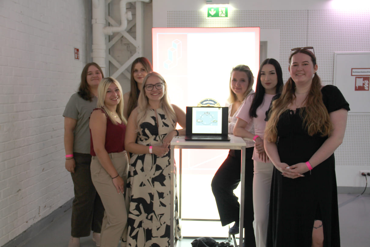 Vertraten ihre Berufsschulklasse in Wien beim Bundesfinale von Jugend Innovativ: Regina Horak, Jennifer Lugbauer, Lisa Leitgeb, Carmen Rochla, Elisa Blumauer, Sophie Sander und Lara Neumayr