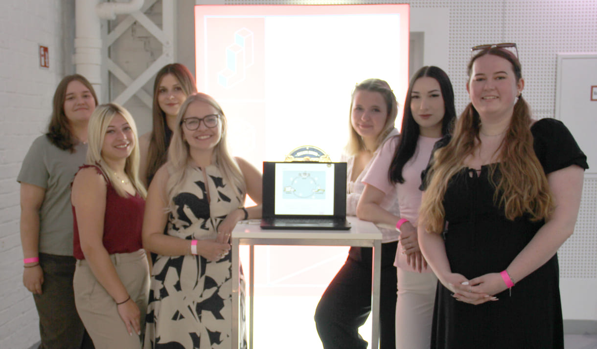 Vertraten ihre Berufsschulklasse in Wien beim Bundesfinale von Jugend Innovativ: Regina Horak, Jennifer Lugbauer, Lisa Leitgeb, Carmen Rochla, Elisa Blumauer, Sophie Sander und Lara Neumayr