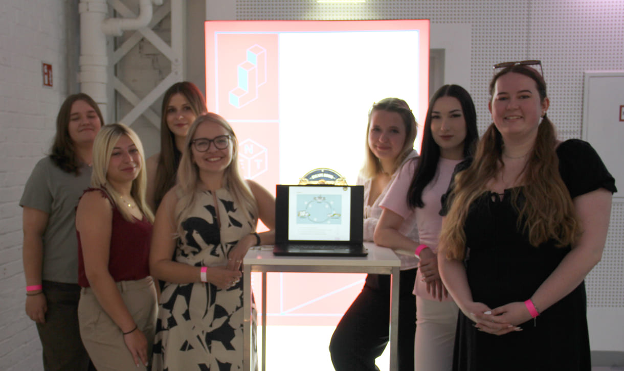 Vertraten ihre Berufsschulklasse in Wien beim Bundesfinale von Jugend Innovativ: Regina Horak, Jennifer Lugbauer, Lisa Leitgeb, Carmen Rochla, Elisa Blumauer, Sophie Sander und Lara Neumayr