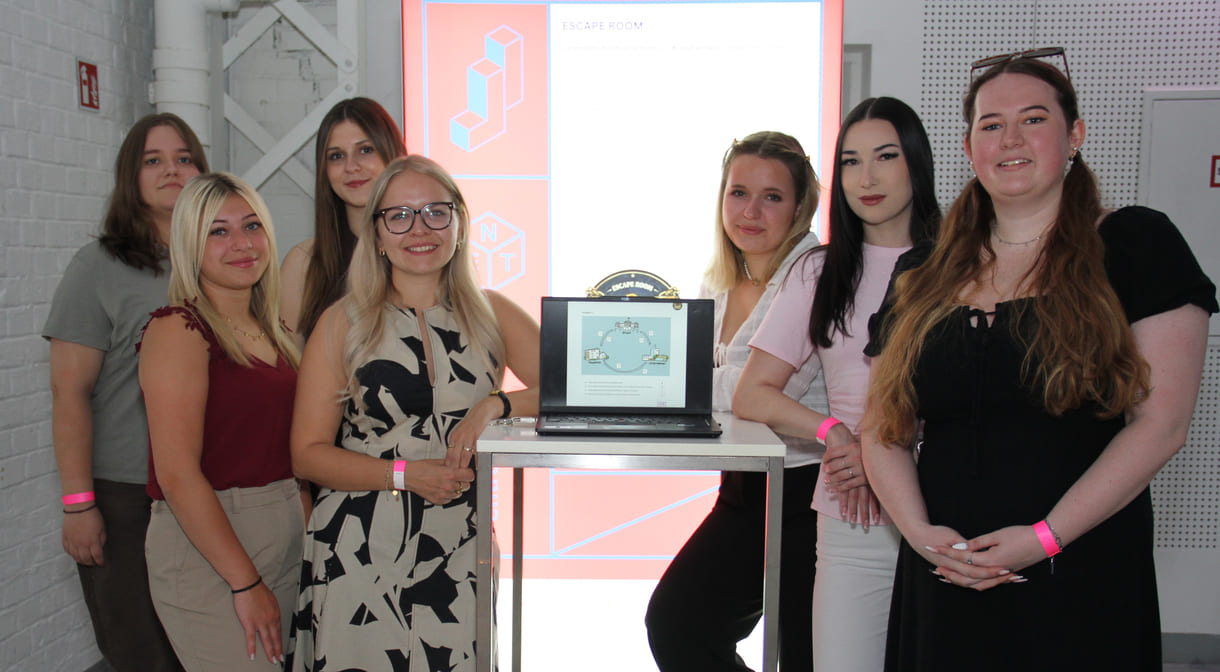 Vertraten ihre Berufsschulklasse in Wien beim Bundesfinale von Jugend Innovativ: Regina Horak, Jennifer Lugbauer, Lisa Leitgeb, Carmen Rochla, Elisa Blumauer, Sophie Sander und Lara Neumayr