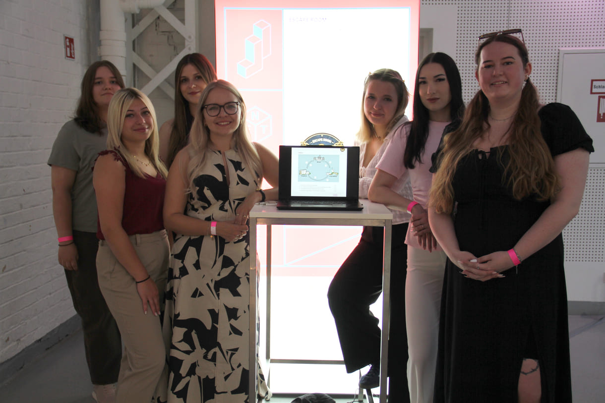Vertraten ihre Berufsschulklasse in Wien beim Bundesfinale von Jugend Innovativ: Regina Horak, Jennifer Lugbauer, Lisa Leitgeb, Carmen Rochla, Elisa Blumauer, Sophie Sander und Lara Neumayr