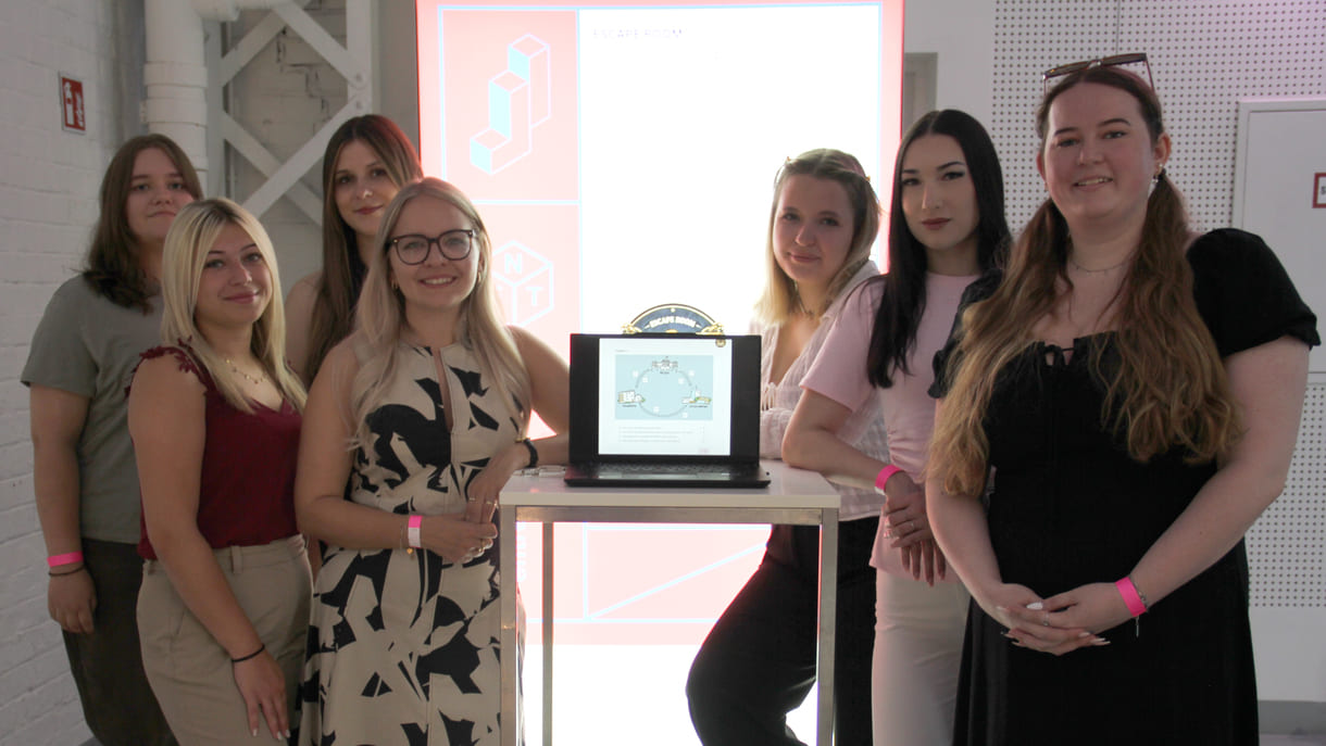 Vertraten ihre Berufsschulklasse in Wien beim Bundesfinale von Jugend Innovativ: Regina Horak, Jennifer Lugbauer, Lisa Leitgeb, Carmen Rochla, Elisa Blumauer, Sophie Sander und Lara Neumayr
