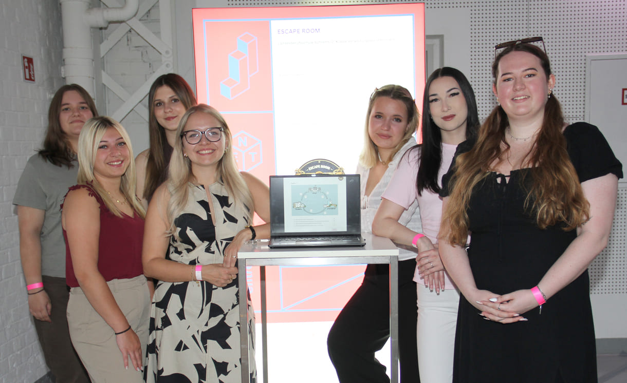 Vertraten ihre Berufsschulklasse in Wien beim Bundesfinale von Jugend Innovativ: Regina Horak, Jennifer Lugbauer, Lisa Leitgeb, Carmen Rochla, Elisa Blumauer, Sophie Sander und Lara Neumayr