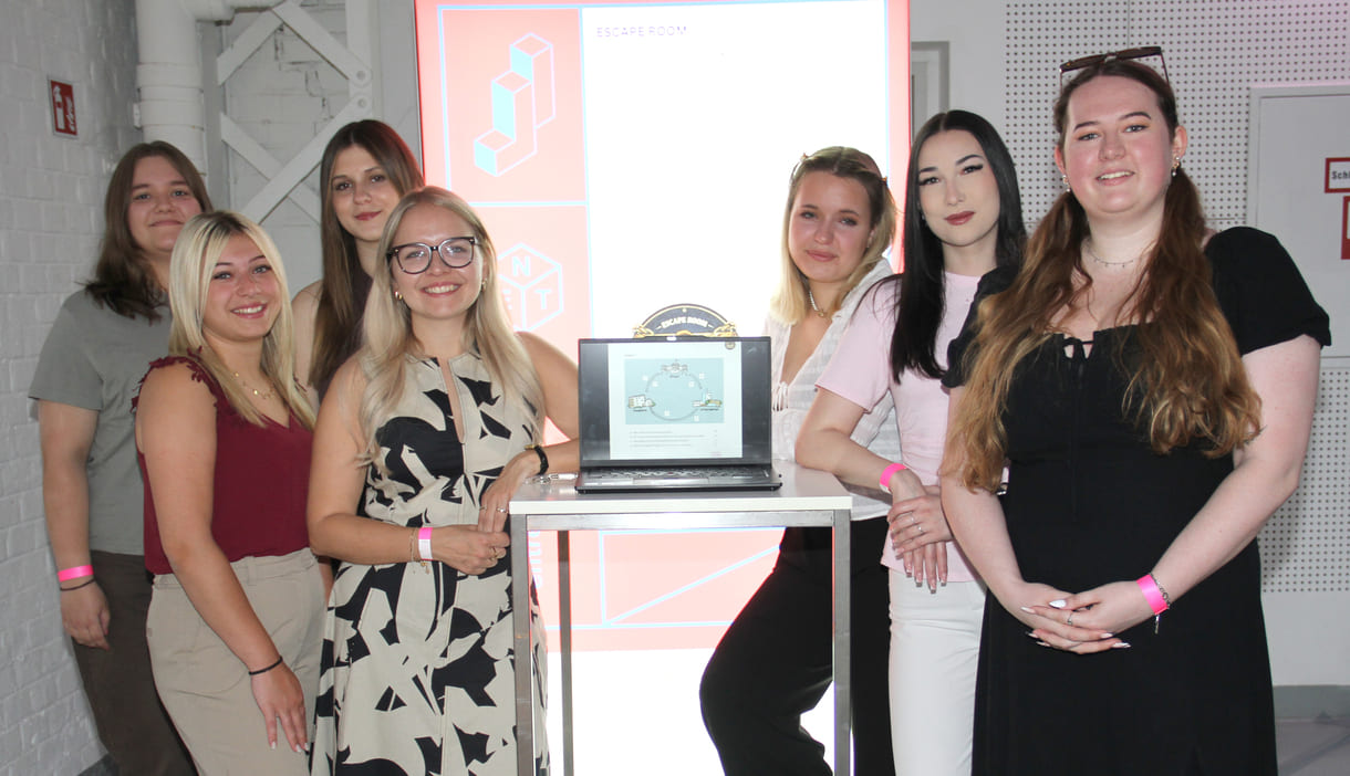Vertraten ihre Berufsschulklasse in Wien beim Bundesfinale von Jugend Innovativ: Regina Horak, Jennifer Lugbauer, Lisa Leitgeb, Carmen Rochla, Elisa Blumauer, Sophie Sander und Lara Neumayr