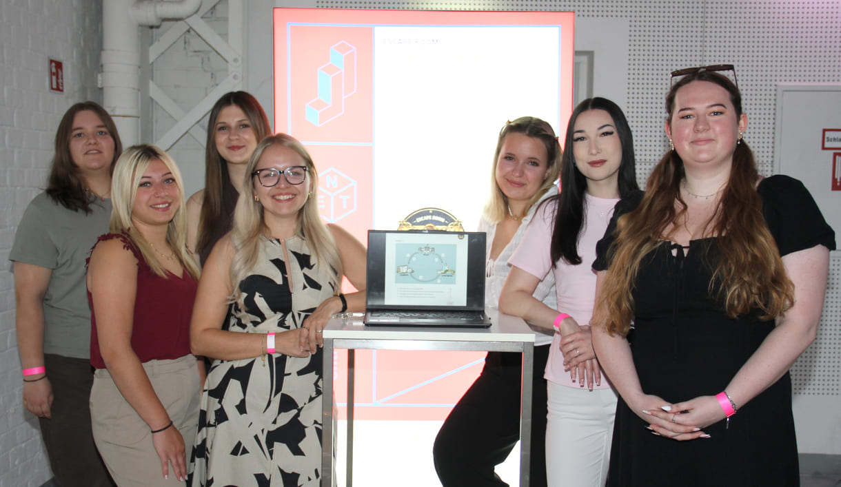 Vertraten ihre Berufsschulklasse in Wien beim Bundesfinale von Jugend Innovativ: Regina Horak, Jennifer Lugbauer, Lisa Leitgeb, Carmen Rochla, Elisa Blumauer, Sophie Sander und Lara Neumayr
