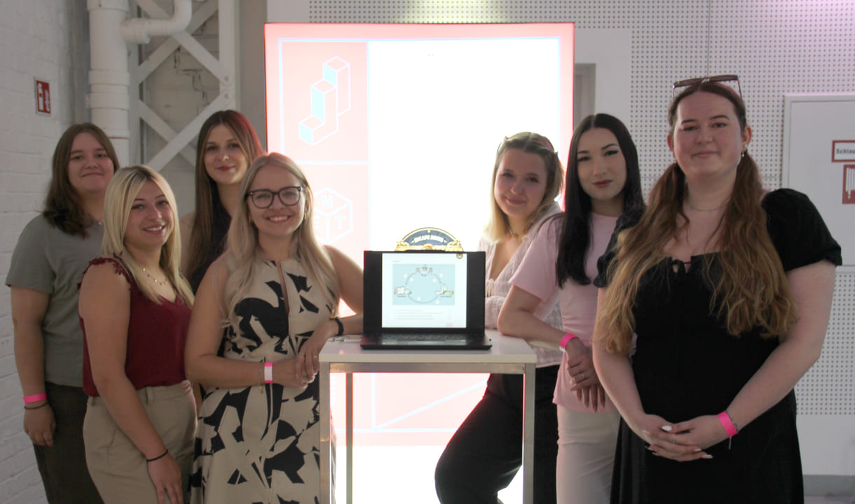 Vertraten ihre Berufsschulklasse in Wien beim Bundesfinale von Jugend Innovativ: Regina Horak, Jennifer Lugbauer, Lisa Leitgeb, Carmen Rochla, Elisa Blumauer, Sophie Sander und Lara Neumayr