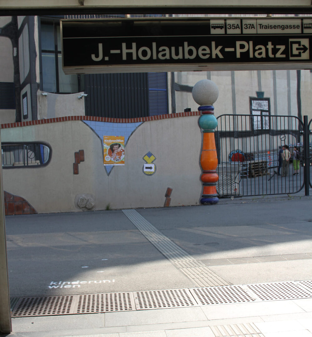 Vom Ausgang der U4 Spittelau weg ist der Weg zur Kinderuni Wien gut mit Plakaten bzw. auf den Boden gesprayten Hinweisen ausgeschildert