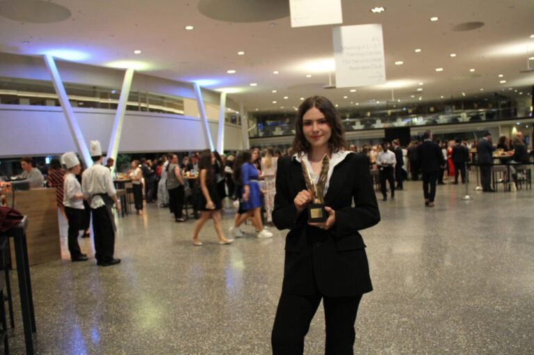 Lina Zoé Gallei mit ihrer Statue bei der After-Award-Party