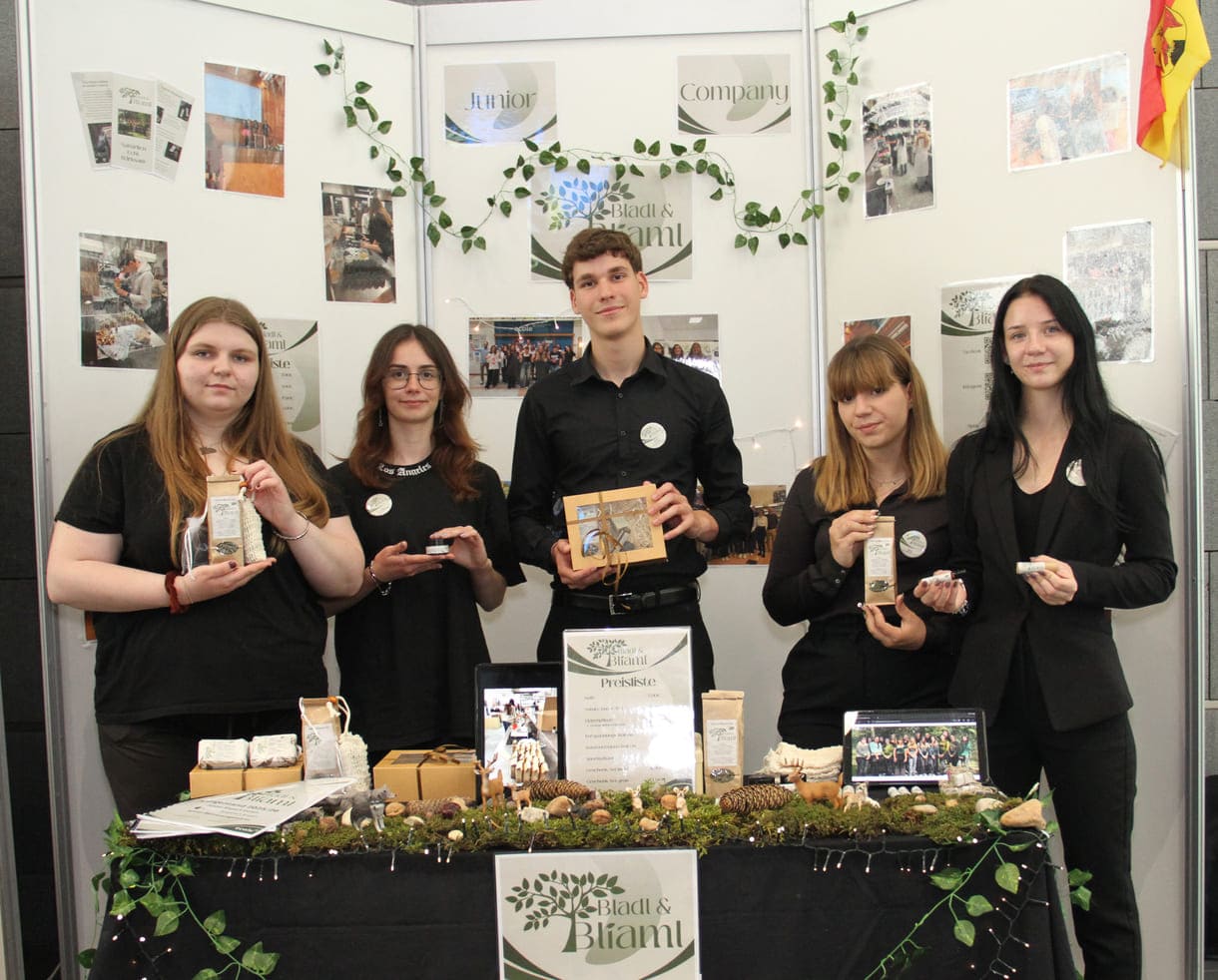 Cerrina Westphal, Ana-Maria Hota, Justin Rockenbauer, Rhea Waidulak und Anna Schmidt mit einigen ihrer regionalen Natur-Kosmetika