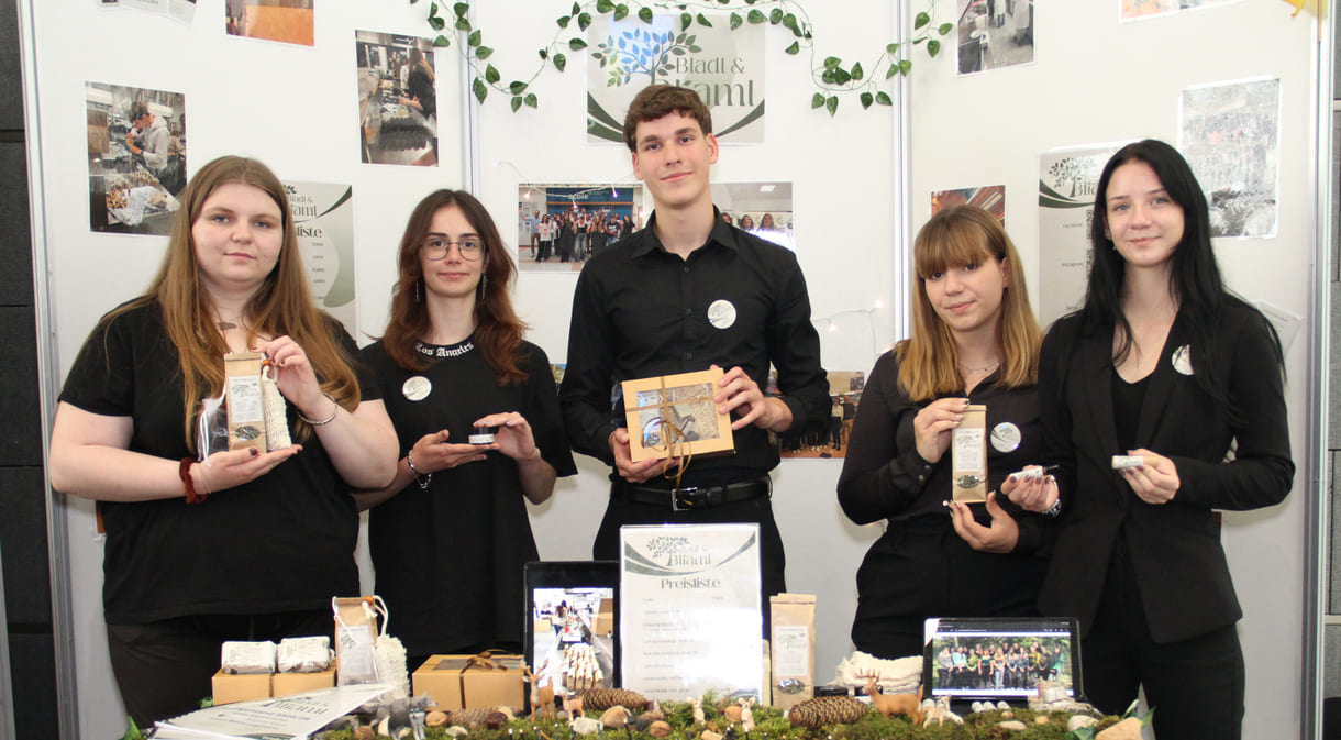 Cerrina Westphal, Ana-Maria Hota, Justin Rockenbauer, Rhea Waidulak und Anna Schmidt mit einigen ihrer regionalen Natur-Kosmetika