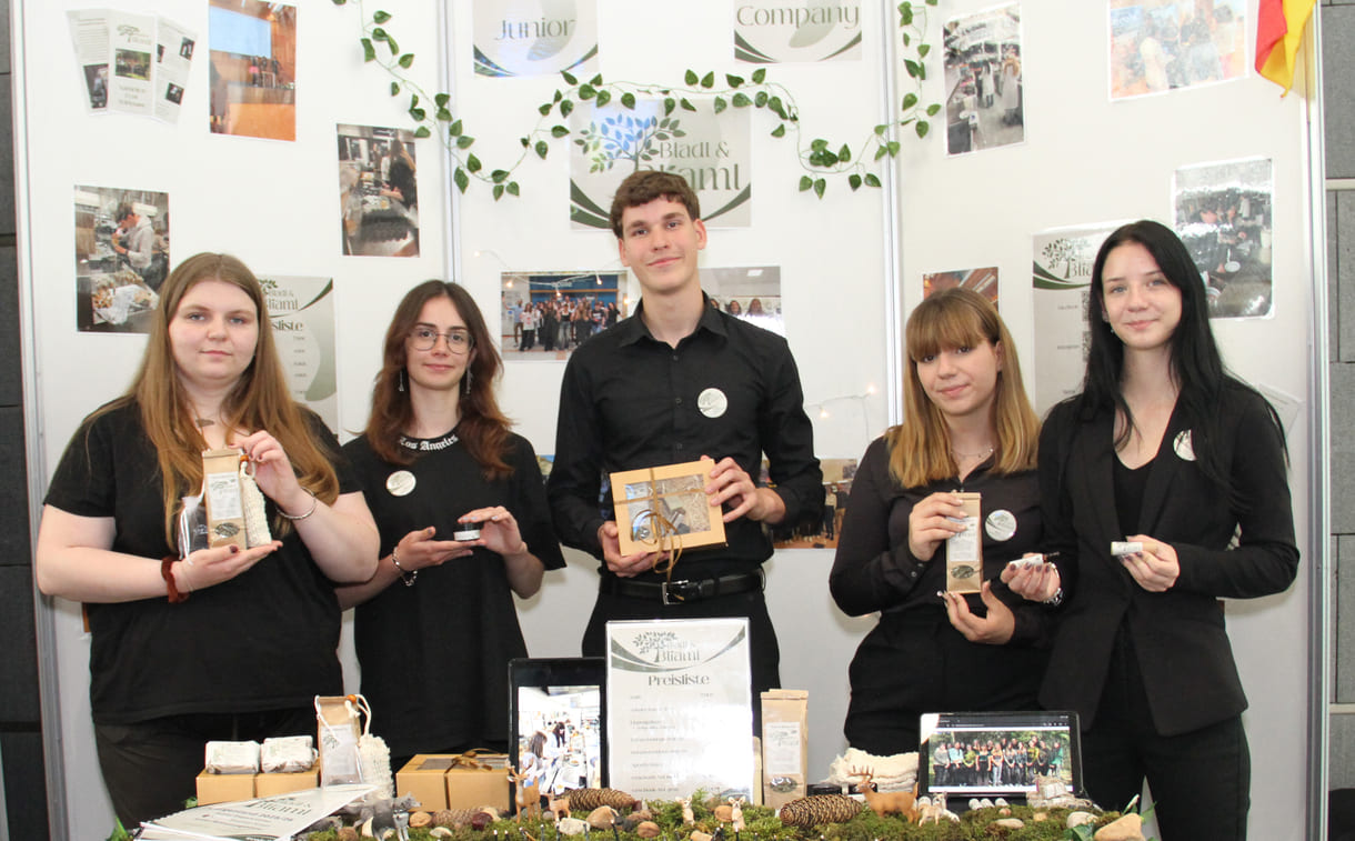 Cerrina Westphal, Ana-Maria Hota, Justin Rockenbauer, Rhea Waidulak und Anna Schmidt mit einigen ihrer regionalen Natur-Kosmetika