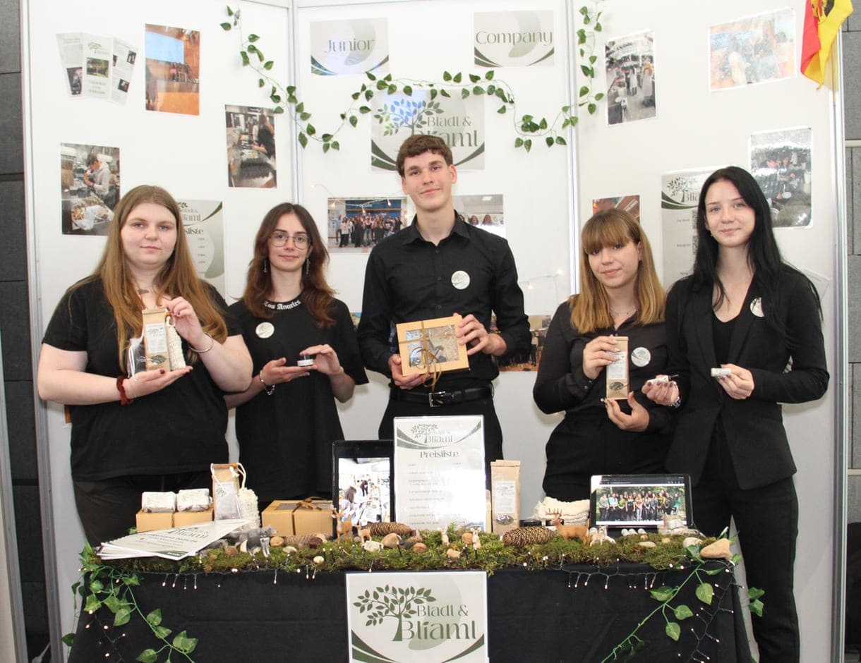Cerrina Westphal, Ana-Maria Hota, Justin Rockenbauer, Rhea Waidulak und Anna Schmidt mit einigen ihrer regionalen Natur-Kosmetika