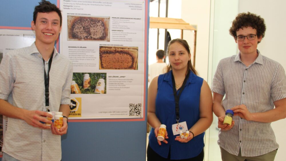 Das Team des Bienen-Projekts: Markus Bollwein, Jasmin Schalli und Lorenz Hinterplattner