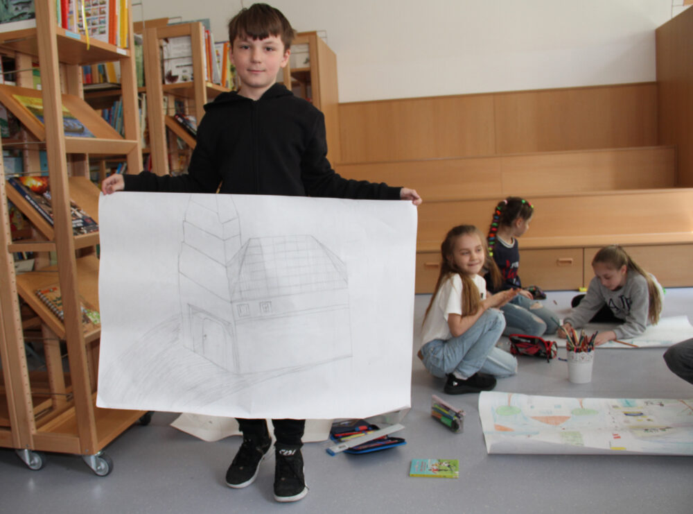 Kinder präsentieren ihre Zeichnungen