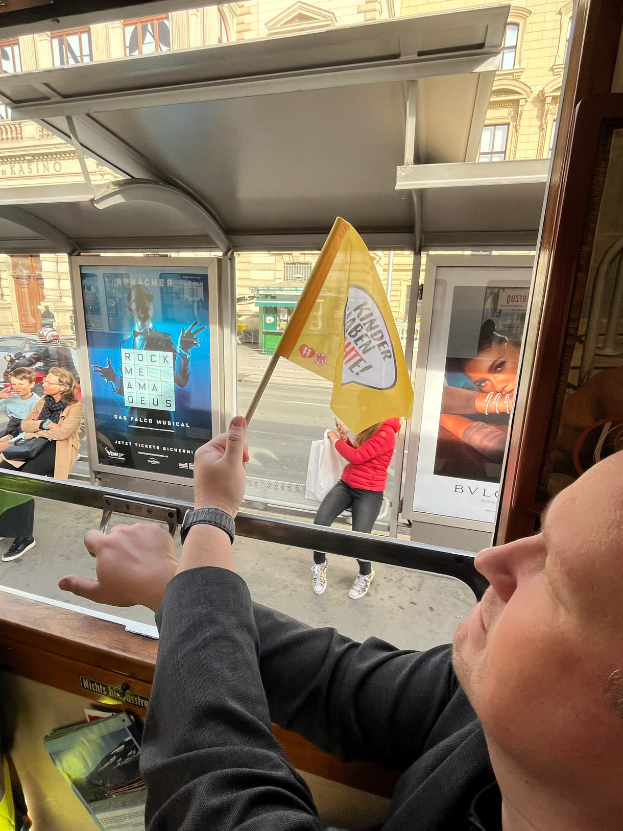 In der alten Straßenbahn können Fenster noch geöffnet - und Kinderrechte-Fähnchen rausgehalten werden