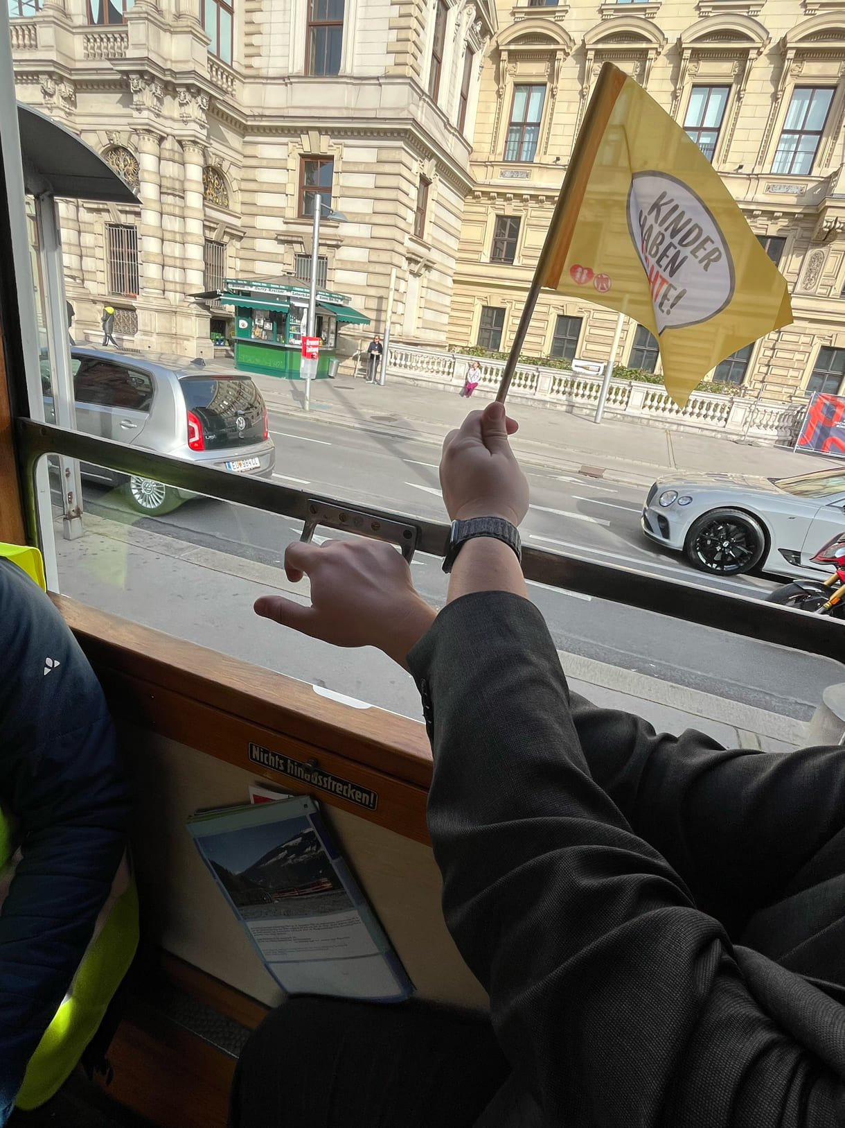 In der alten Straßenbahn können Fenster noch geöffnet - und Kinderrechte-Fähnchen rausgehalten werden