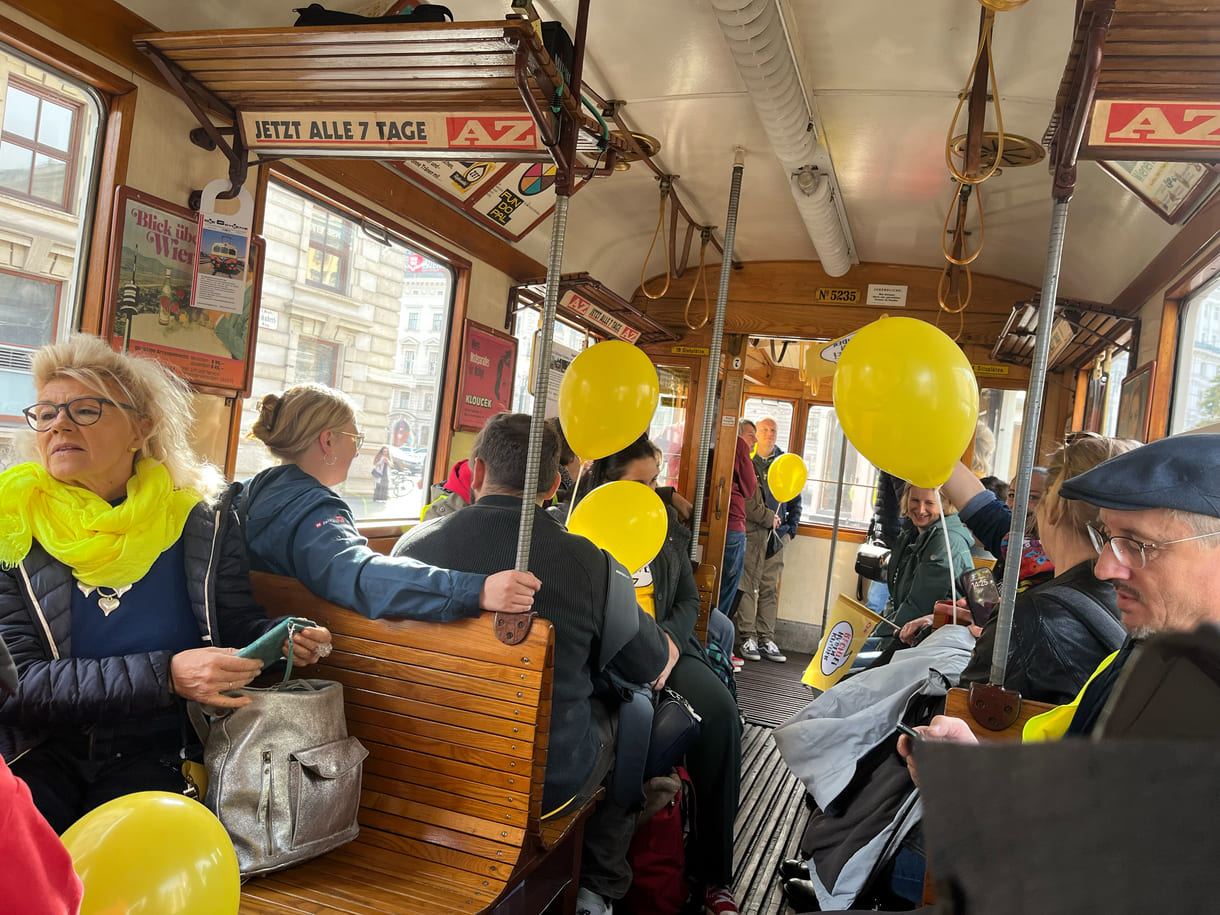 Kinderrechte-Luftballons und Nostalgie-Bim