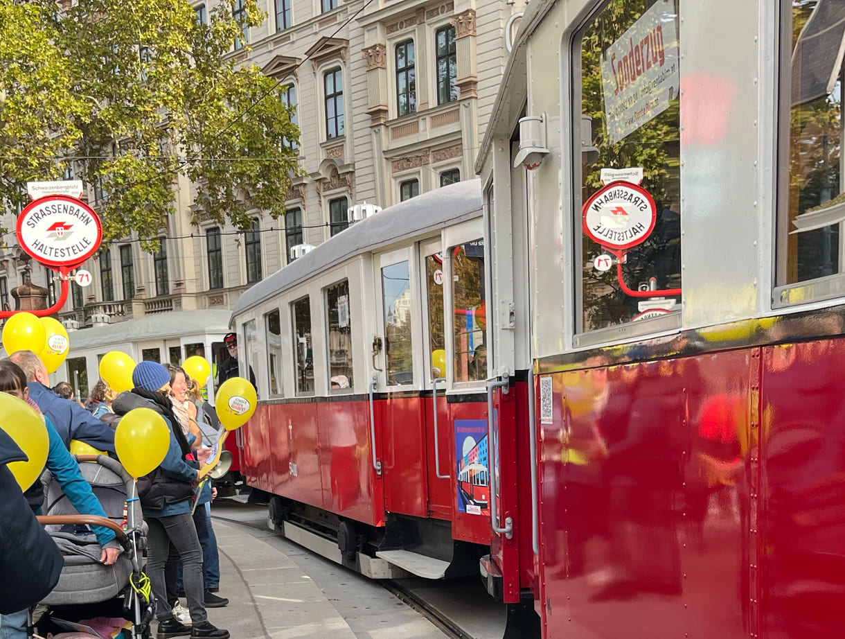 Kinderrechte-Luftballons und Nostalgie-Bim