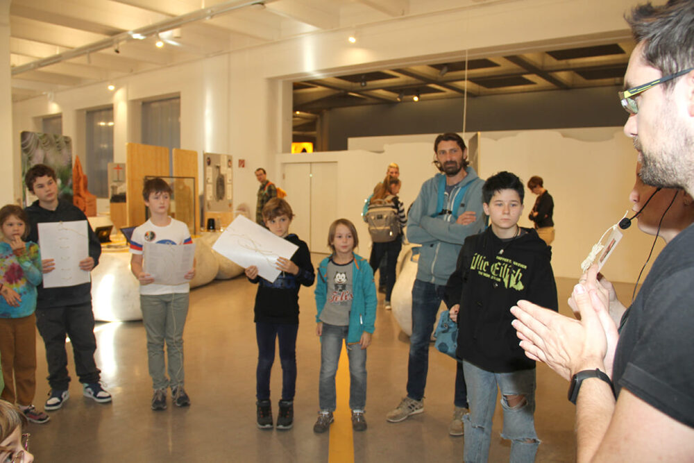 Kinder auf Entdeckungstour in der Ausstellung 