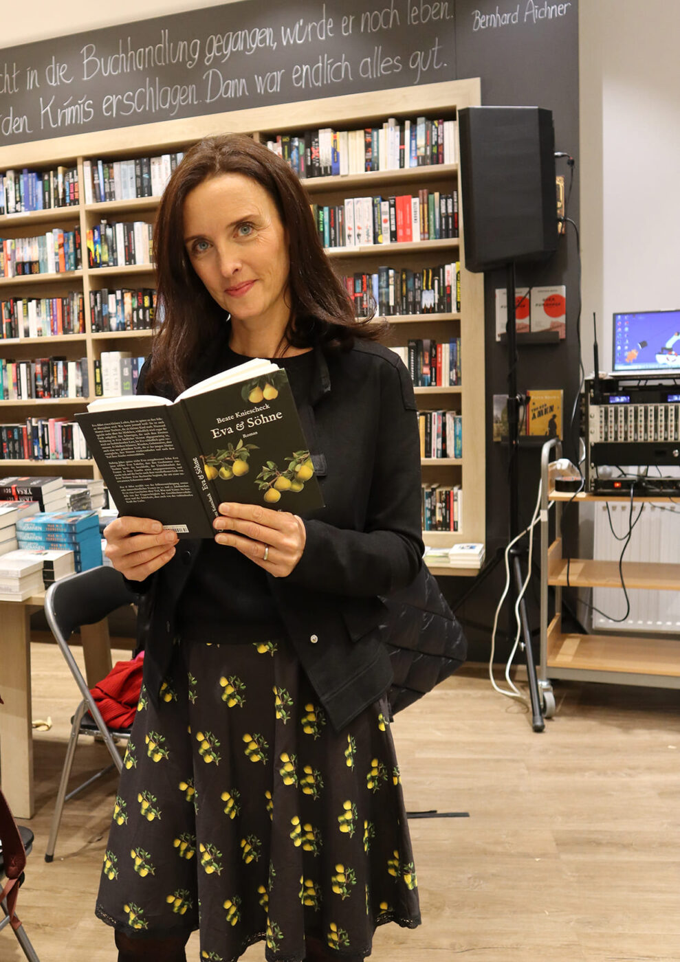 Die Autorin mit ihrem Buch - und dem aufs Buchcover abgestimmten Birnen-Rock