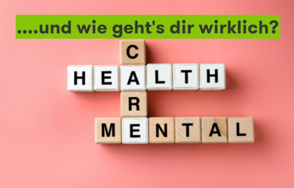Buchstaben auf Holzwürfel zeigen eine Art Kreuzworträtsel aus mental health (psychische Gesundheit) und care (Pflege, sorgen)