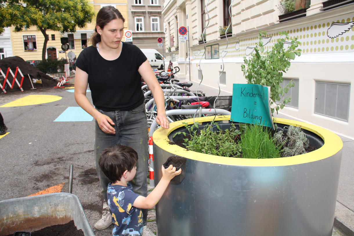 Erde für die Blumen(tröge)