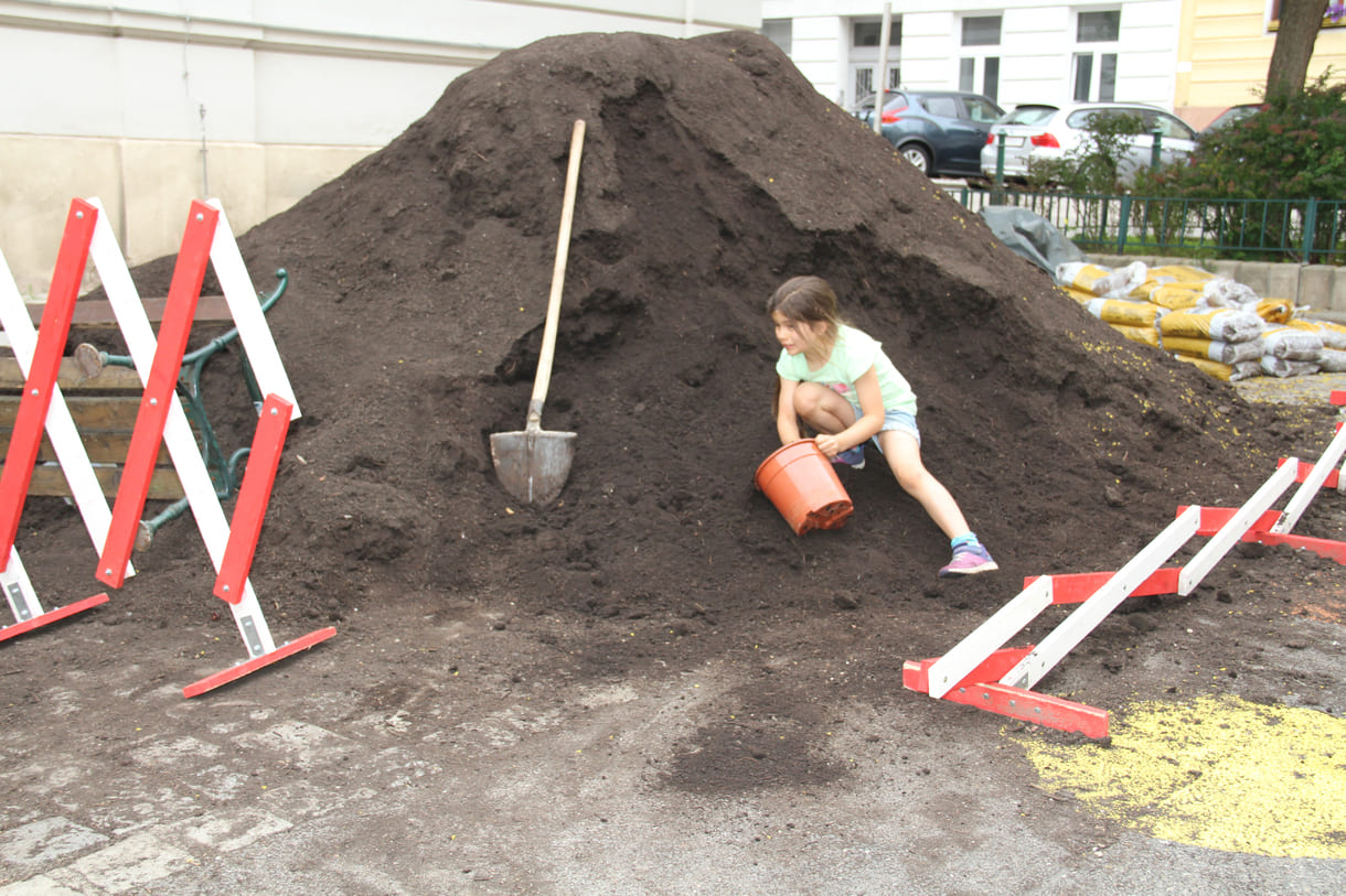 Erde für die Blumen(tröge)