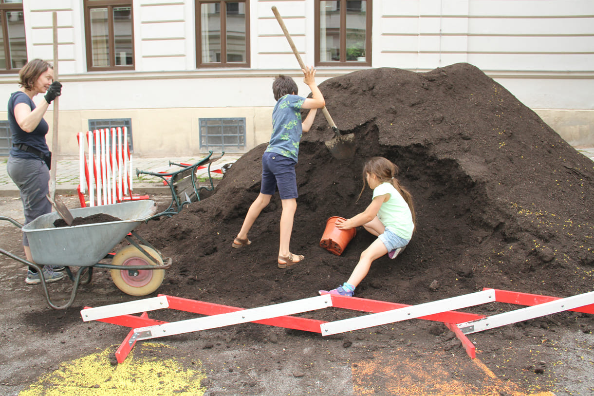 Erde für die Blumen(tröge)