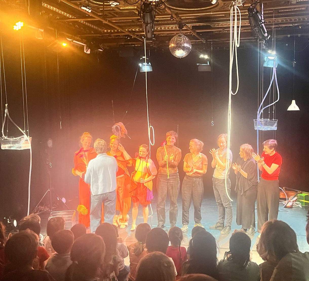 Blumen von WuK-Kinderkultur (Saskia Schlichting) für die Mitwirkenden des Stücks