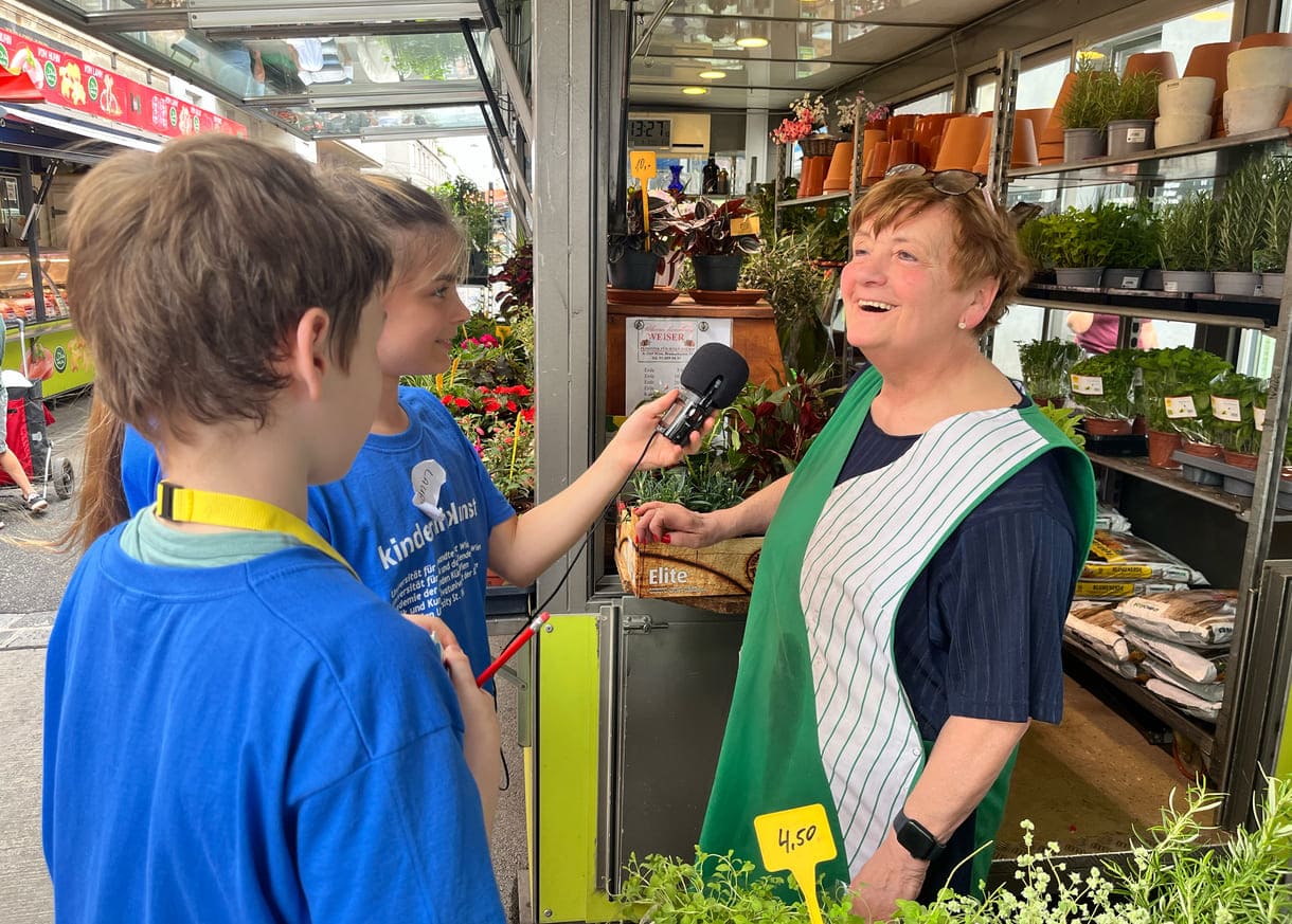 Kinder interviewen Blumenhändlerin Ilse