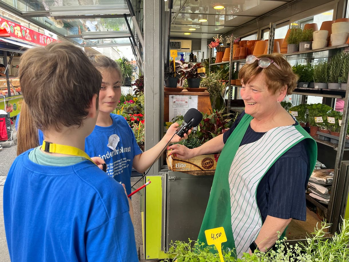 Kinder interviewen Blumenhändlerin Ilse