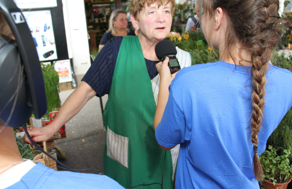 Kinder interviewen Blumenhändlerin Ilse