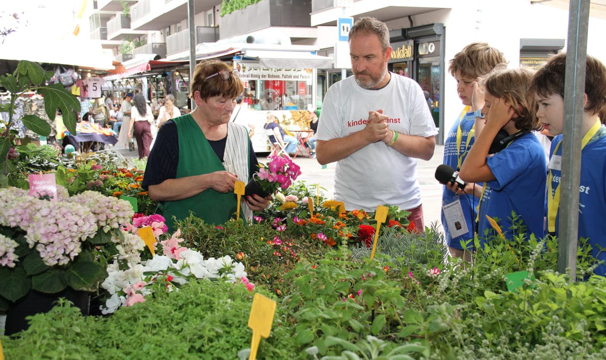 Blumenhändlerin, Kinder, einer der Workshop-Leiter und viele Pflanzen