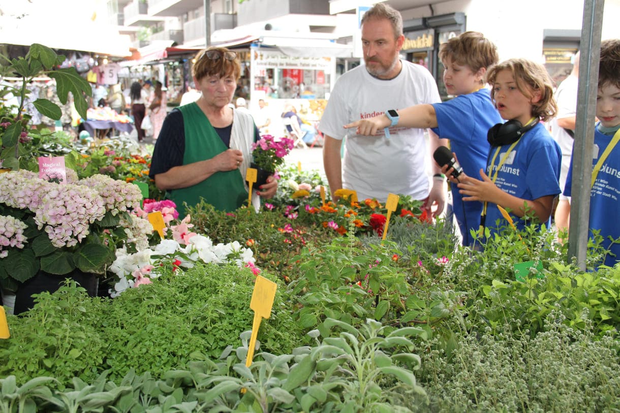 Blumenhändlerin, Kinder, einer der Workshop-Leiter und viele Pflanzen