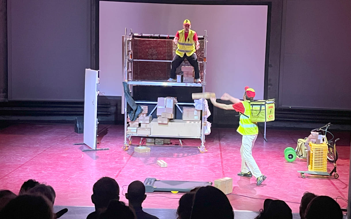 Szenenfoto aus dem Stückausschnitt "Bon App!" von Teatro Lata beim Schaufenster im Rahmen des Jungspund - Theaterfestivals für junges Publikum