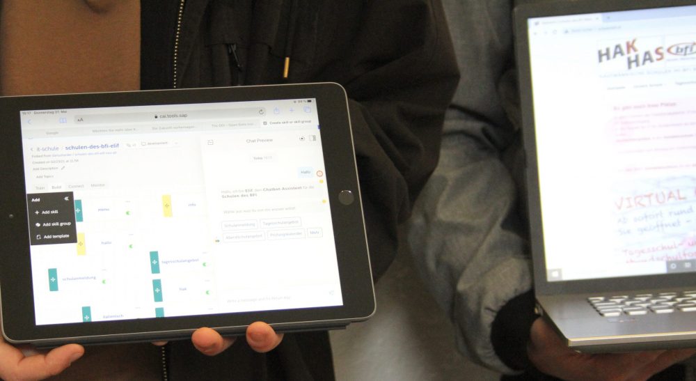 Display eines Tablets mit der Programmierung des Chatbots für die Schulhomepage